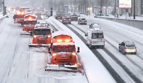 Рекордный снегопад в Москве  за сутки выпало до 42  месячной нормы осадков  коммунальные службы работают круглосуточно